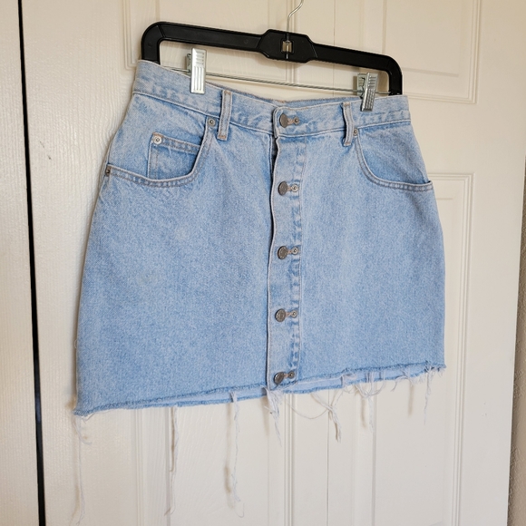 VINTAGE GUESS LIGHT WASH DENIM SKIRT - Picture 1 of 14